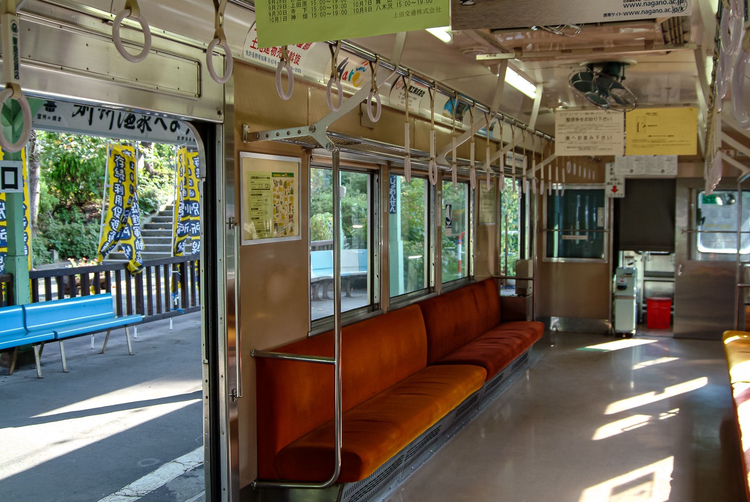 三日画師 別所温泉駅から上田交通別所線の電車に乗り上田駅へ 長野行新幹線の上野行き 当時はこんな呼び方をしていた あさま632号のグリーン席を確保して モスバーガーでハンバーガーを食う 北陸新幹線という名称が使えず ホームの案内板もただ