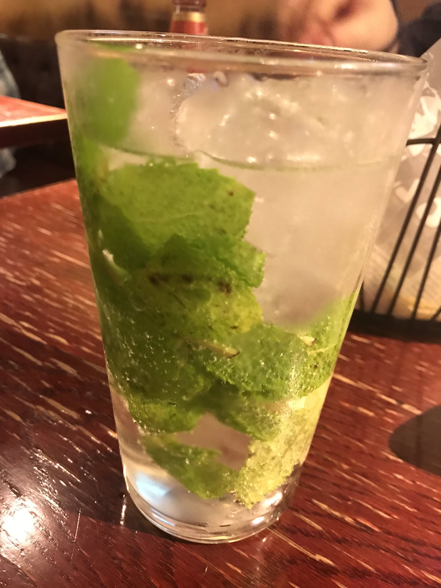 もーりー 自作だけだと味を忘れるのでたまの外飲み スプモーニ ラムとミントのカクテル 桃太郎 ピーチリキュールとブルーキュラソーのカクテル フィッシュ Amp チップス 暑くてゴクゴク飲みたかったからロングスタイル主体です 加蓮pカクテル部 北条加