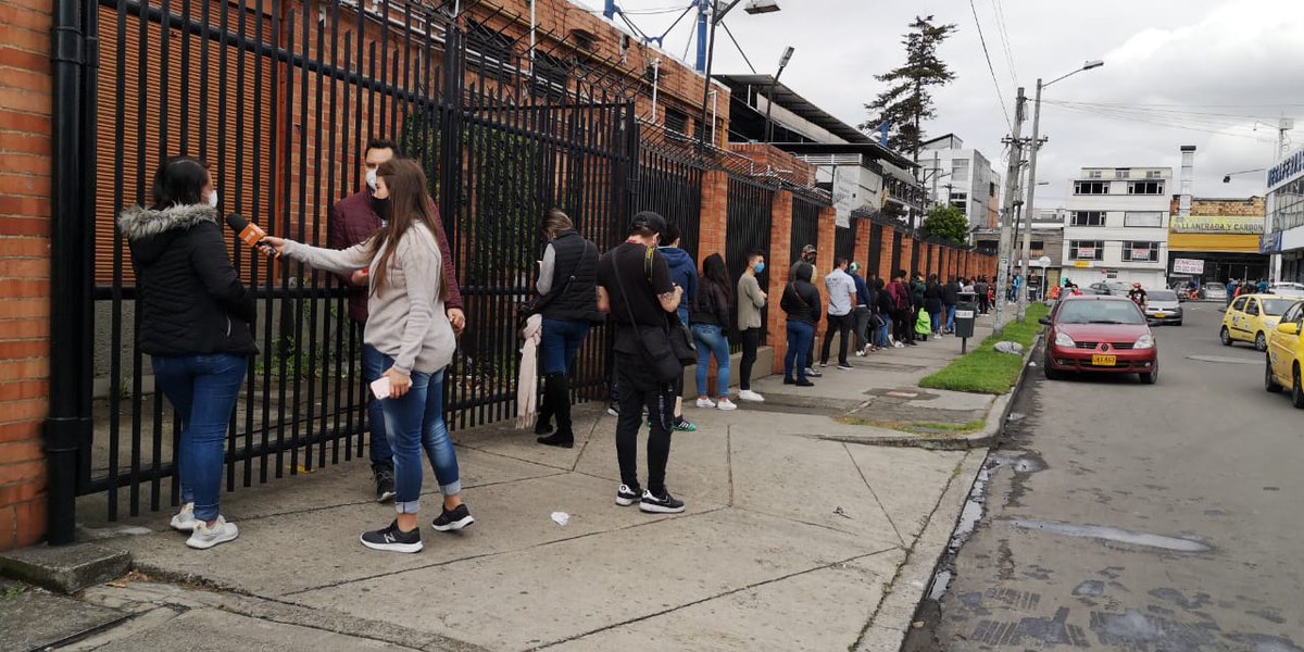 RadNalCo's tweet photo. #DiaSinIVA Se registran largas filas a las afueras de Grandes Superficies en Bogotá, en cercanías a la Avenida Carrera 68, a propósito del día sin IVA. https://t.co/IeJ56sXqo4