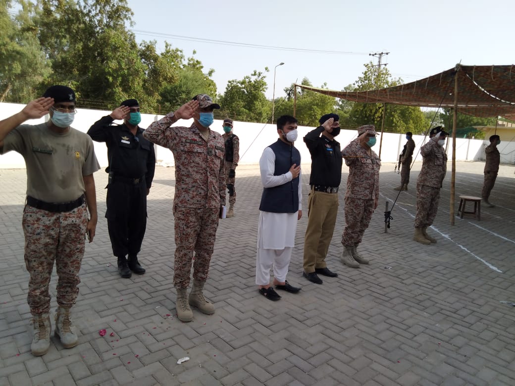 Namaz e janaza of shuhada of #Ghotkiblast offered & bodies sent to native towns for military burial. Injured are under treatment
May Allah keep #Pakistan protected frm the nefarious designs of our enemies & may He give patience to the bereaved families
#SindhRejectsTerrorism