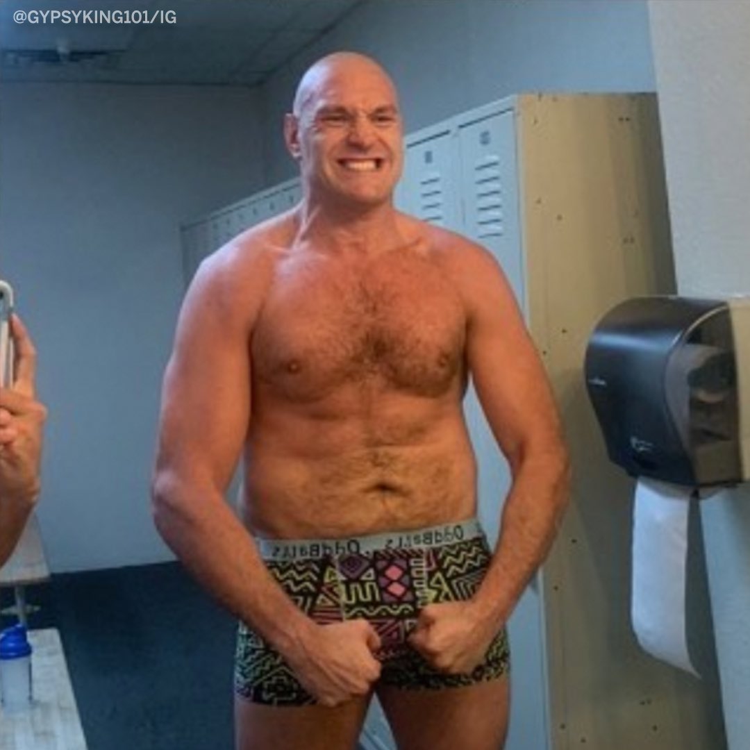 ESPNRingside's tweet photo. 2017 ➡️ 2020

Just 3 years ago, @Tyson_Fury was nearly 400 pounds. His transformation has been incredible 💪 https://t.co/iD8kqUNHQ2