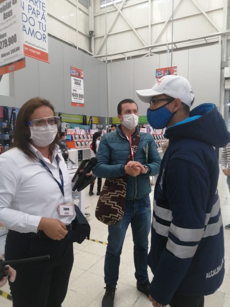 LuisErnestoGL's tweet photo. No era el momento de promover un #DiaSinIva. De nada sirve una reactivación económica que dure pocos días y cueste muchas vidas. 

Necesitamos una reactivación económica sostenible, gradual y la biosegura.

Trabajamos sin parar para controlar aforos y aglomeraciones en @Bogota https://t.co/zL5MOTlG1i