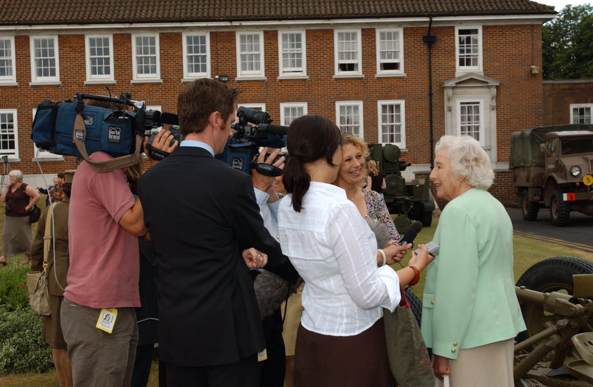 In 2005 Dame Vera Lynn visited Larkhill for a reunion of the 93rd Searchlight Regt RA. Chief of Staff Directorate Royal Artillery (HQ DRA), Col Tom Fleetwood, hosted the visit. #DameVeraLynn #rsa100