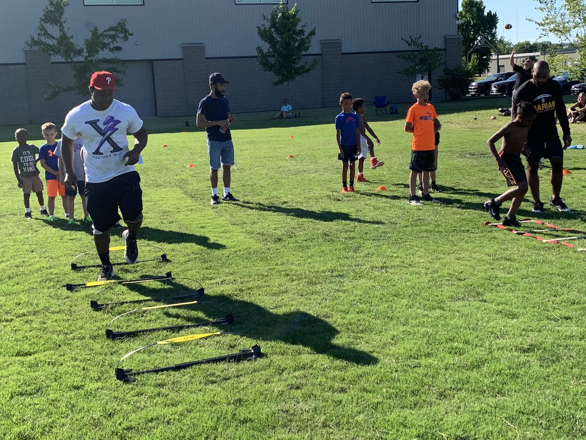 DedicationE's tweet image. All about those feet! #Ladder #GetThemUpAndGetThemDown #D2E 🏈🏈🏈🏈🏈🏈🏈🏈🏈🏈