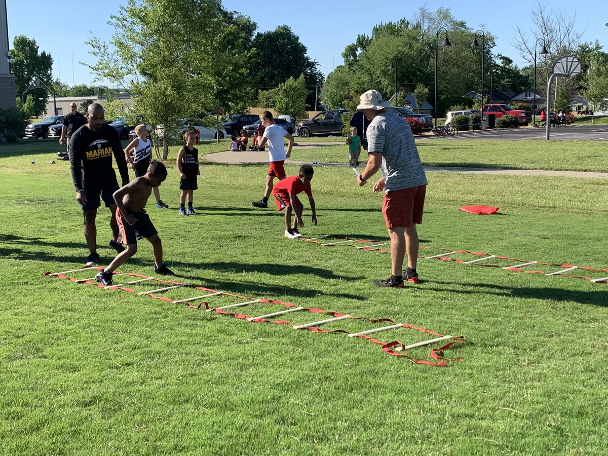 DedicationE's tweet image. All about those feet! #Ladder #GetThemUpAndGetThemDown #D2E 🏈🏈🏈🏈🏈🏈🏈🏈🏈🏈