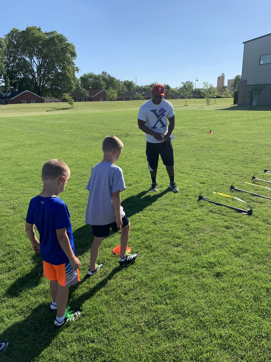 DedicationE's tweet image. All about those feet! #Ladder #GetThemUpAndGetThemDown #D2E 🏈🏈🏈🏈🏈🏈🏈🏈🏈🏈