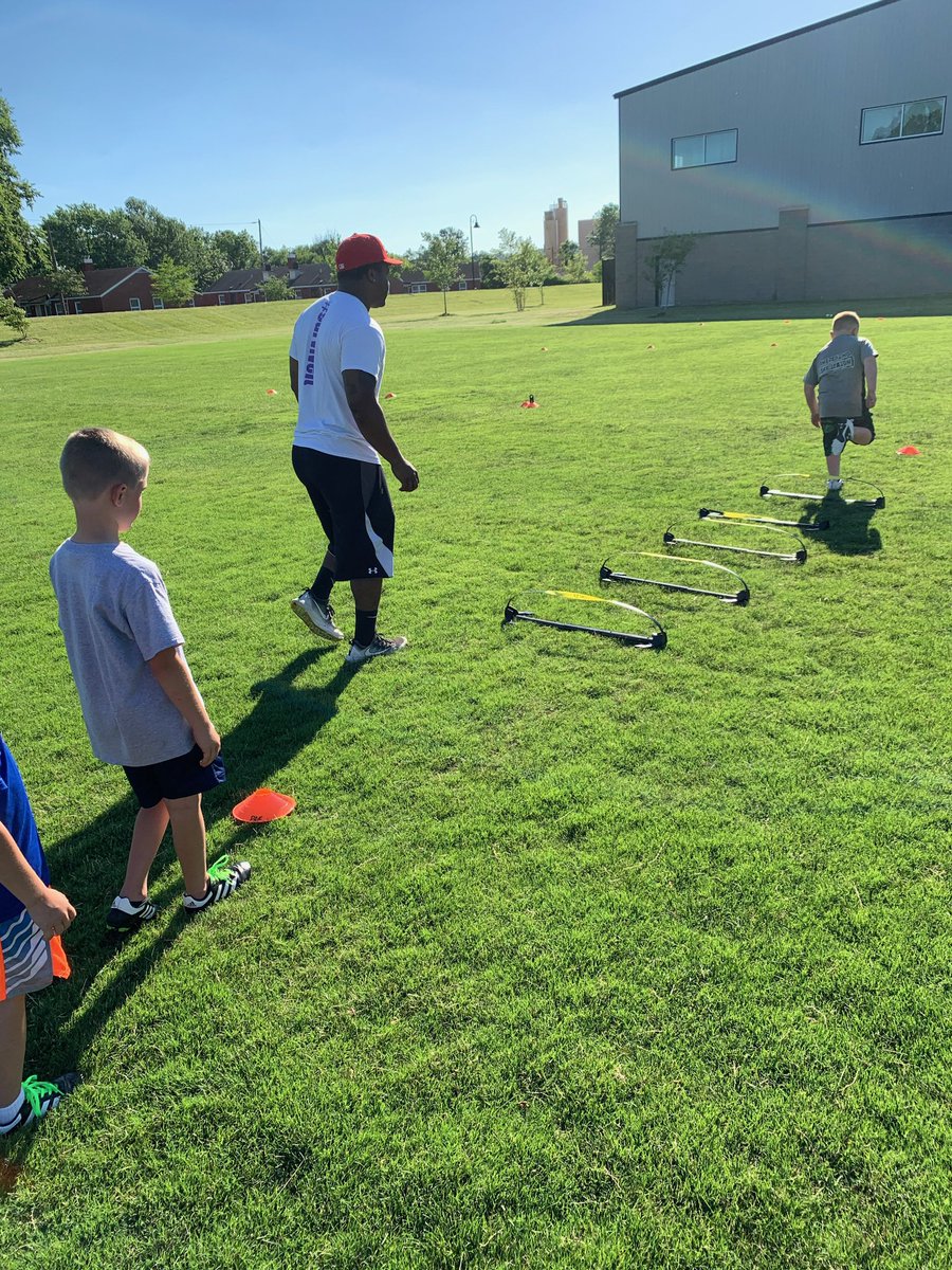 DedicationE's tweet image. All about those feet! #Ladder #GetThemUpAndGetThemDown #D2E 🏈🏈🏈🏈🏈🏈🏈🏈🏈🏈