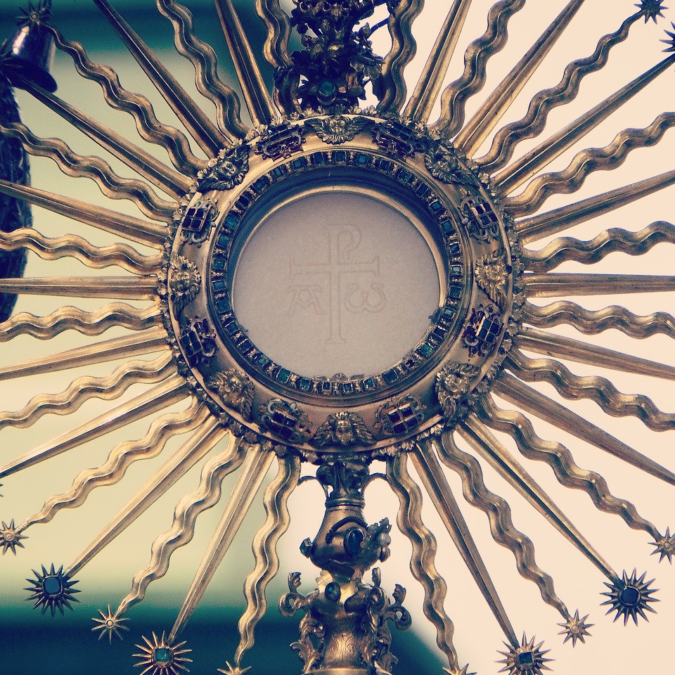 cath0montreuil's tweet photo. Ce vendredi soir, 19 juin, #fête du #sacrecoeur de Jésus, adorons-Le ens. en Son #SaintSacrement❗
➡️ De 20h à 21h15 à la crypte de #église St André, #Montreuil (au 36, rue Robespierre). A ce soir 👋.
#adoration #Eucharistie
#pain #consacre #corps #Jesus #sacrement #foi https://t.co/1Av3esLX23