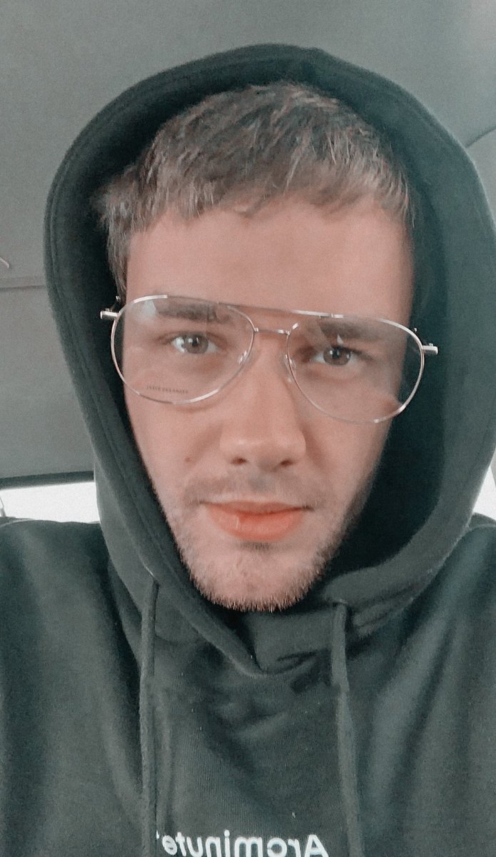 SAYlTALL's tweet image. Liam Payne wearing glasses;

    ——a very hot thread——