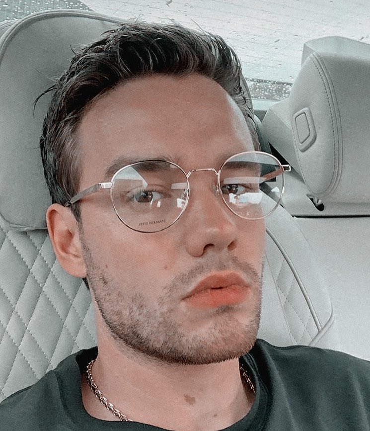 SAYlTALL's tweet image. Liam Payne wearing glasses;

    ——a very hot thread——