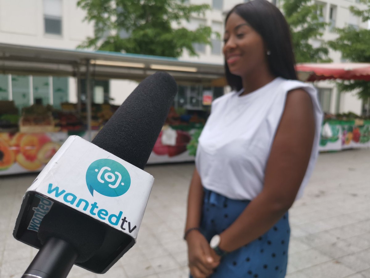 Loic_Guilpain's tweet photo. 🍒 À la rencontre des Tourangelles et Tourangeaux ce matin au marché Montconseil de #Tours en compagnie d'Asmae, Athina, Hugo et David.
🎤Nous en avons profité pour répondre aux questions de #WantedTV sur notre engagement et plus généralement le rôle de la jeunesse en politique. https://t.co/zrMbxbwW5S