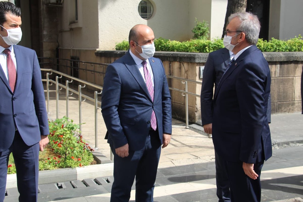 Sayın Valimiz Münir Karaloğlu Diyarbakır’a gelerek görevine başladı... Sayın valimize hoşgeldiniz diyor, yeni görevinin, kendilerine , Ailesi’ne, Diyarbakırımıza ve milletimize hayırlı olmasını diliyorum... Allah mahcup etmesin...