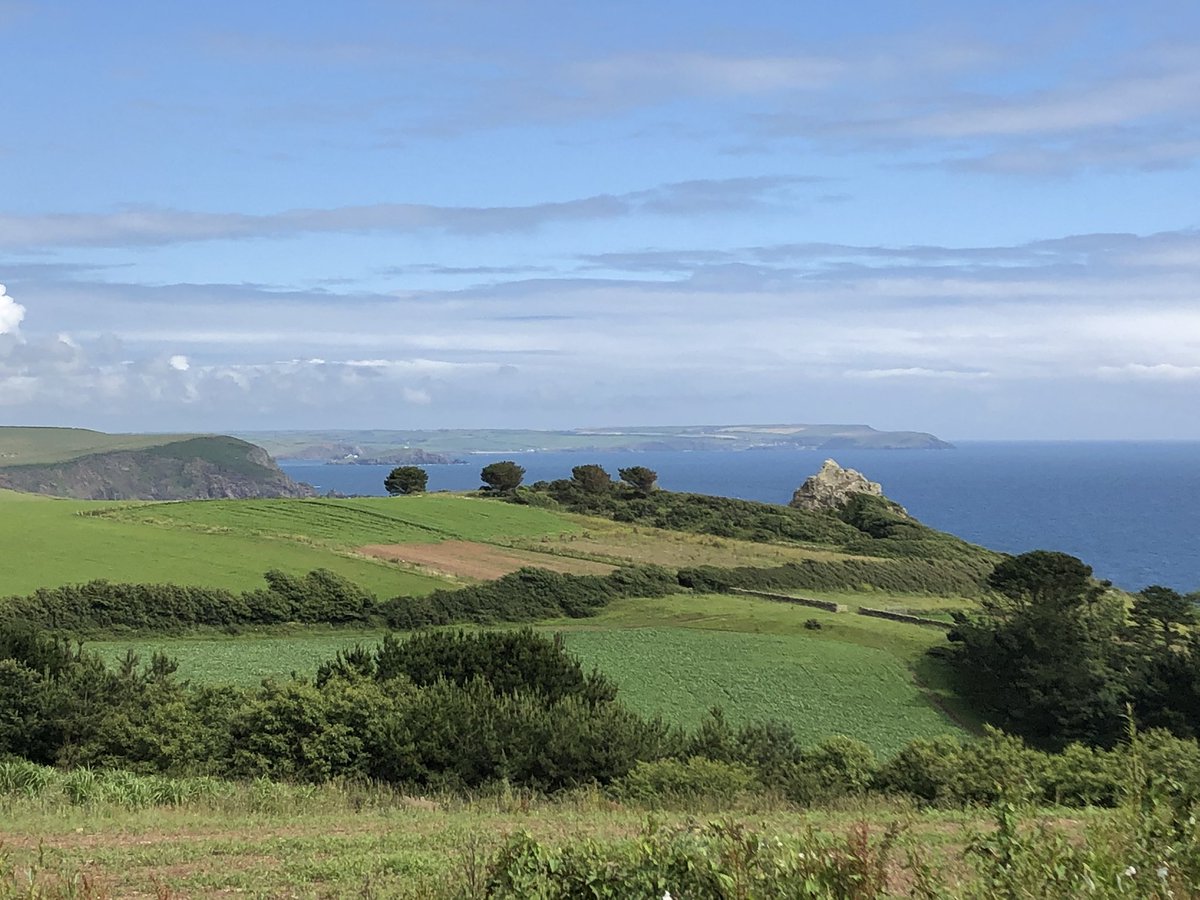 CarswellCottage's tweet photo. And just like that, the rain stopped &amp; we can see for miles. St Anchorite’s Rock &amp; Burgh Island are both looking fabulous in the afternoon sunshine &amp; if you look closely, you can even see the iconic Art Deco Burgh Island hotel #burghisland #devon #southhams #visitdevon #holiday https://t.co/JMmg1af5eC