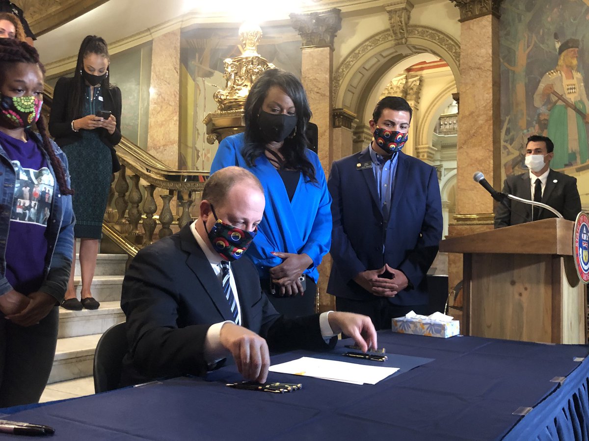 alex_burness's tweet image. Colorado Gov. Polis has signed SB-217 into law, ending qualified immunity for police, heavily restricting use of tear gas/projectiles on citizens, introducing criminal charges for cops who don’t intervene in excessive force cases + much more.

All a direct result of protests.