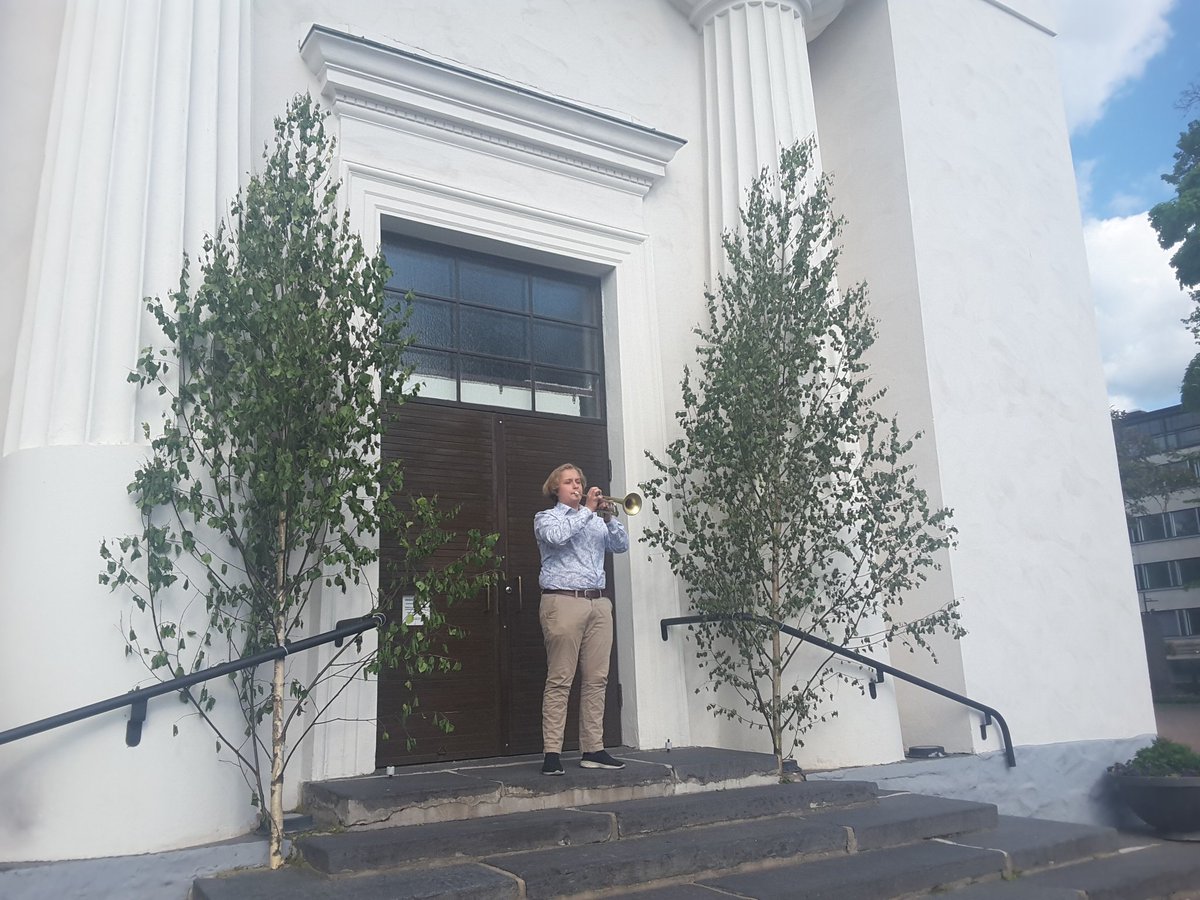 Ehtookellot eli angeluskellot ja sen jälkeen iltavirsi trumbetilla Hämeenlinnan kirkon portailta. Isä ja poika Pitkänen ovat hoitaneet iltasoiton jo neljänä kesänä. Tyylikäs tapa kertoa pyhän alkamisesta.