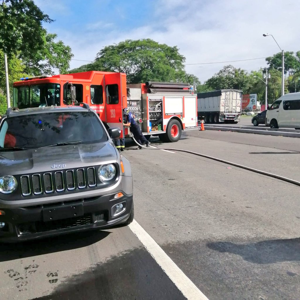 #Bugaba personal #SAMER #EXBURE en conjunto con <a href="/SUME911/">SUME Panamá</a> atendieron accidente vehicular (vuelco) entrada de la Victoria, herido fue trasladado a centro médico.