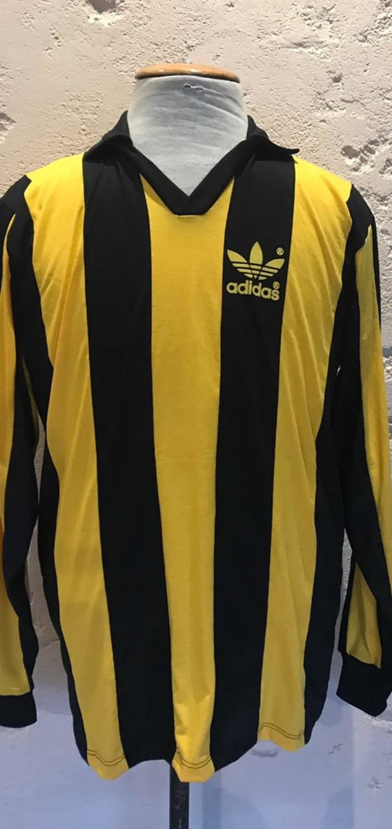 MUNDO CARBONERO 3 5 53 2 Super on X Dos joyitas de camisetas del glorioso Penarol cual es la mas hermosa Adidas 1982 o la Topper 1987. https t V3DVsUBqlF X