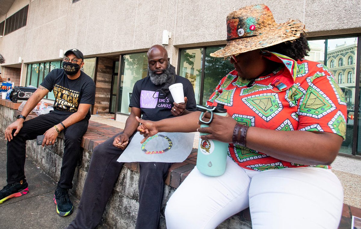 MGMAdvertiser's tweet photo. Stunning mural painted for #Juneteenth on Court Square Fountain, once the site of a slave market. See it put together: https://t.co/MksvPDbZeI via @mickeywelsh https://t.co/VnojoCjeT1