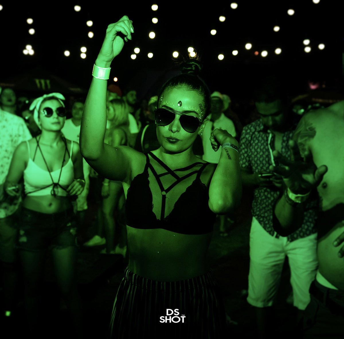 Se escucha , se vive , se siente 👽 
.
.
#rave #ravestyle #womanraven #electronicmusic #iloveuelectronicmusic #tomorrowland #ultramusicfestival #umf #edc #dj #storyland #colombia #mundo #partynight #love #photo