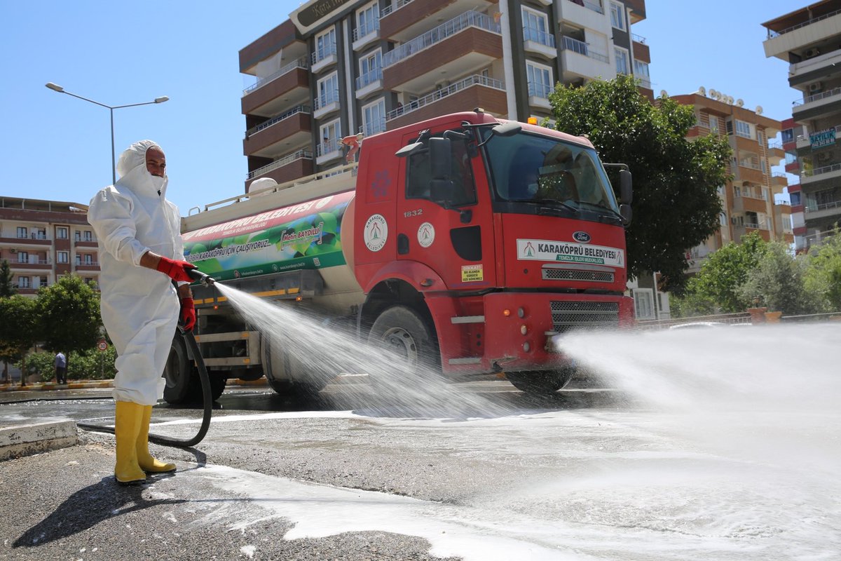 Alkol de virüsün kabuğunu çözündürüyor, ama sabundan farklı olarak; o boş kabuktan kurtulamıyorsunuz, elinize yapışık halde kalıyor. Evet, artık zararsız ama yine de elinizde virüs kabuklarıyla dolaşmak istemezsiniz.