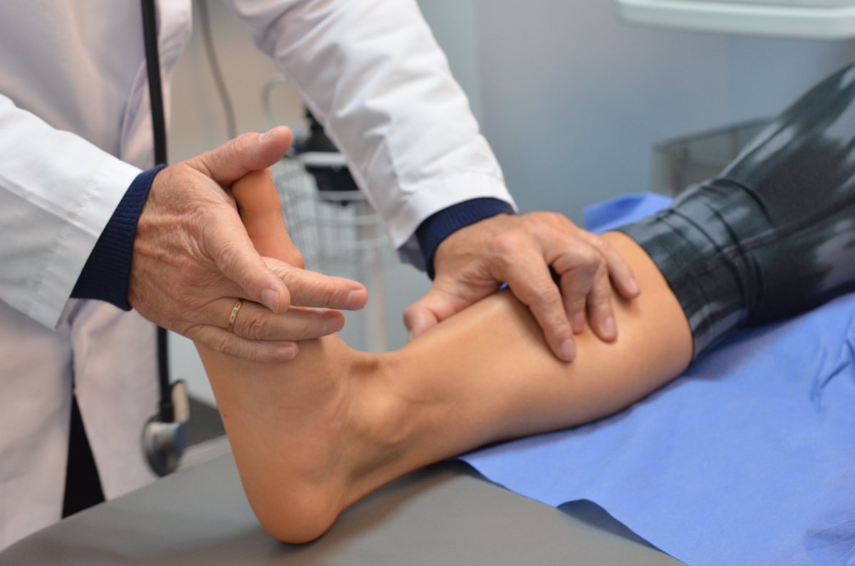 SportPerform_MX's tweet photo. 📍Fasciopatía plantar👇

🏃‍♀️La sintomatología típica es dolor en la planta del pie, concretamente la parte inferior del talón.

‼️Suele ser más intenso en los primeros pasos por la mañana o después de un  período de  inactividad  física, aumenta con  la  bipedestación prolongada. https://t.co/MXKJKTM87T