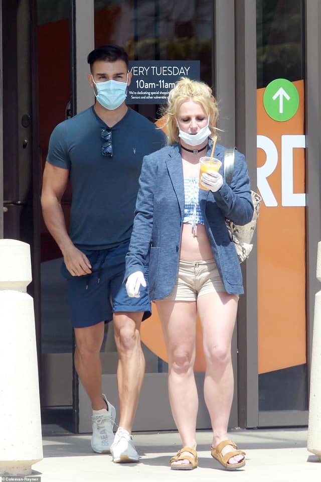 Britney96192745's tweet photo. Britney was spotted in Los Angeles. 📸 https://t.co/aULAhkAxc1