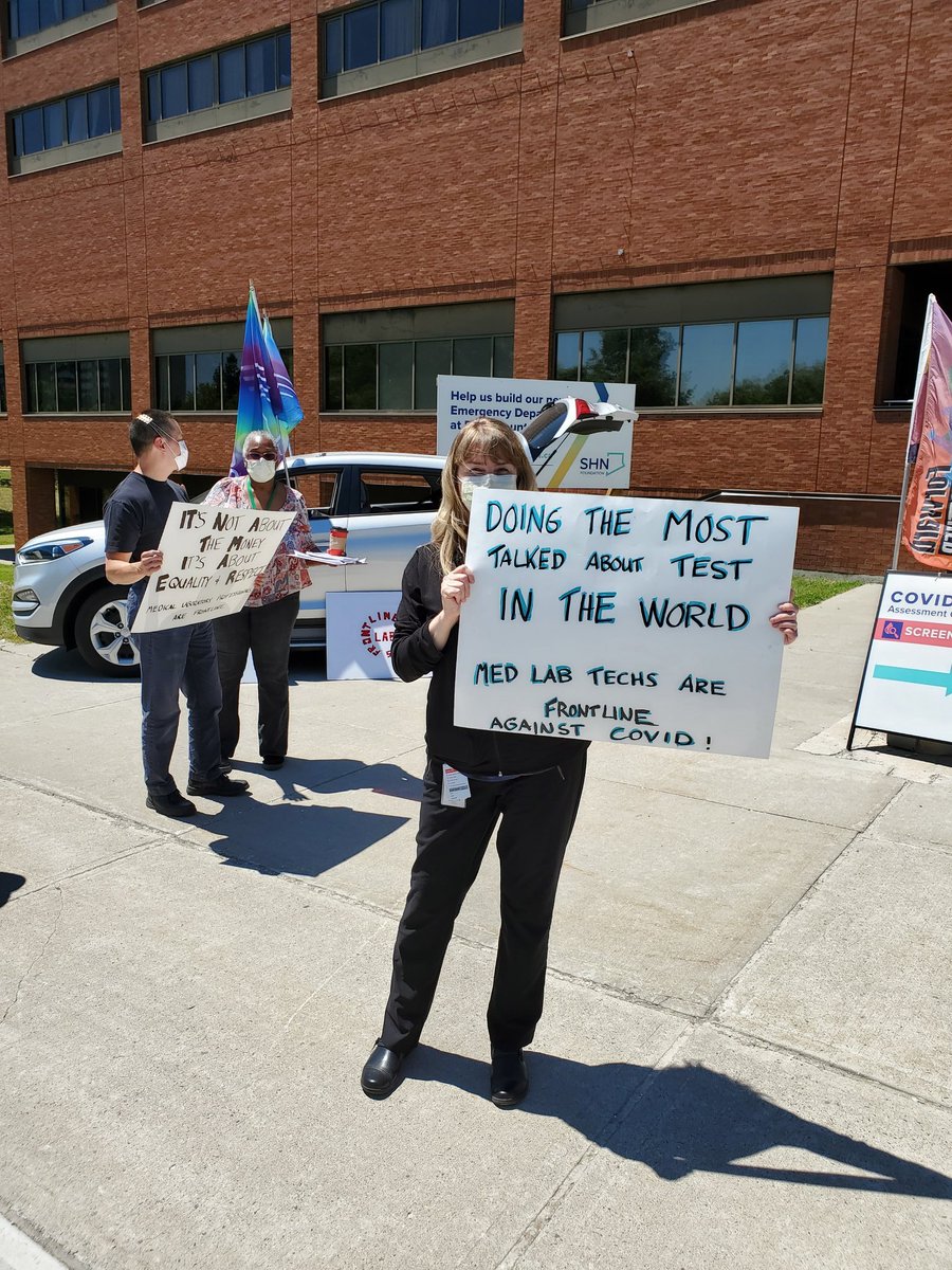 KingsleyKwok's tweet photo. Round 2: Scarborough hospital workers are protesting lack of #pandemicpay. #WeAreEssential #OneTeam We want #pandemic pay equality. #onpoli #Ontario #Toronto #ScarbTO #OPSEU https://t.co/91S20Sno4f https://t.co/25ISE3jdQz
