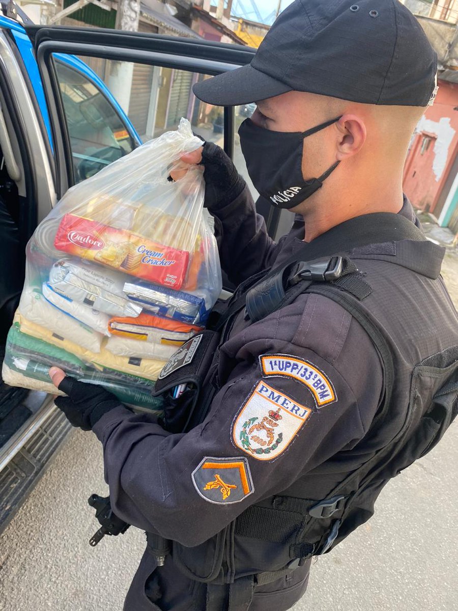 PMERJ's tweet photo. Além da missão de zelar pela segurança pública, nossos #AnjosdeFarda cumprem também o papel de cidadãos compromissados com aqueles que mais necessitam.

📸Ação de distribuição de alimentos realizada por policiais da #UPPFrade - em Angra.

#PMERJ, muito mais que #ServireProteger! https://t.co/CkMyfuelRT
