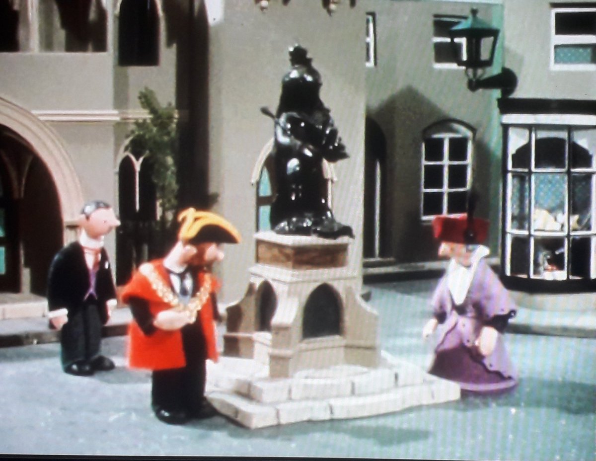 A rare full close-up view of the statue of Queen Victoria, from the episode where Mrs. Cobbitt didn't turn up.I don't think they're planning to pull it down.