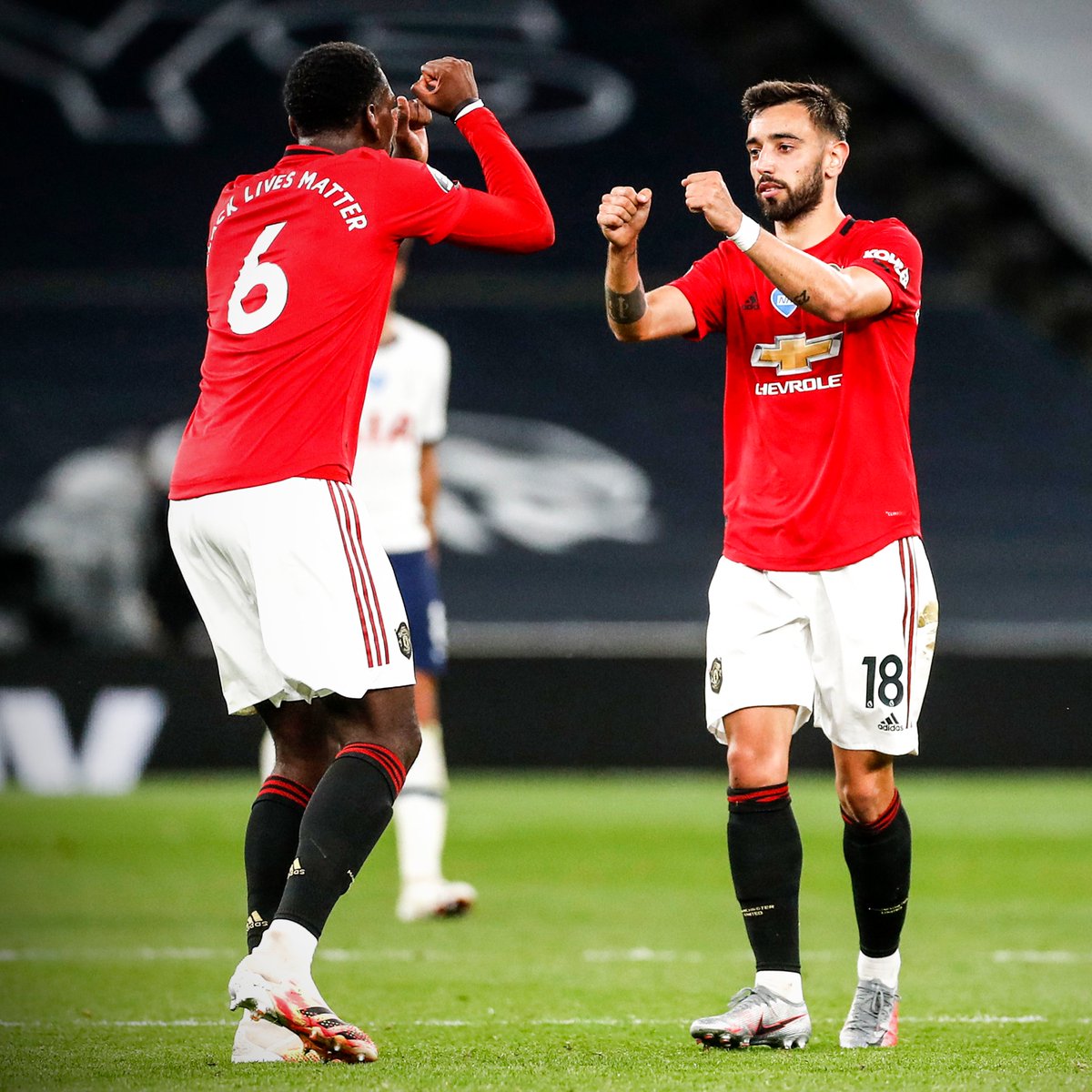 brfootball's tweet photo. Pogba wins the penalty, Bruno converts.

The link-up begins 🤝 https://t.co/5DzGfgQzTk