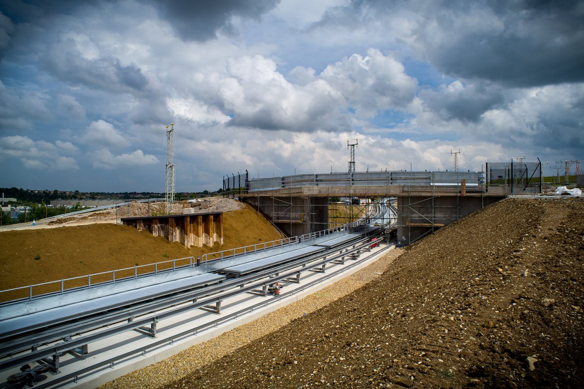 baralos1973's tweet image. Lots of progress made by @VFK_LutonDART on the #LutonDART in the 12 weeks (!) since I was last on site. Guideway structure installation now progressed all the way from Parkway Station to beyond the @LDNLutonAirport access bridge.

#thisisCivilEngineering