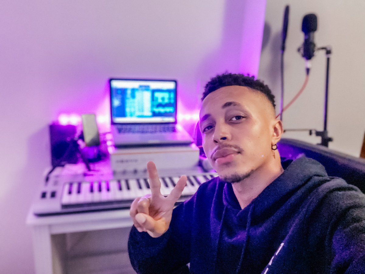 Coisas boas a caminho 🙏🙌🏽❤️
Já está na hora de partilhar músicas novas 🥰 

Fiquem atentos 

@gilsonfurtado_official 

@gspromusic  

#gilsonfurtado #gspromusic #caboverde #portugal🇵🇹 #musica #worldmusic #stopcovid19 #welovemusic #marketingdigital #redessociais