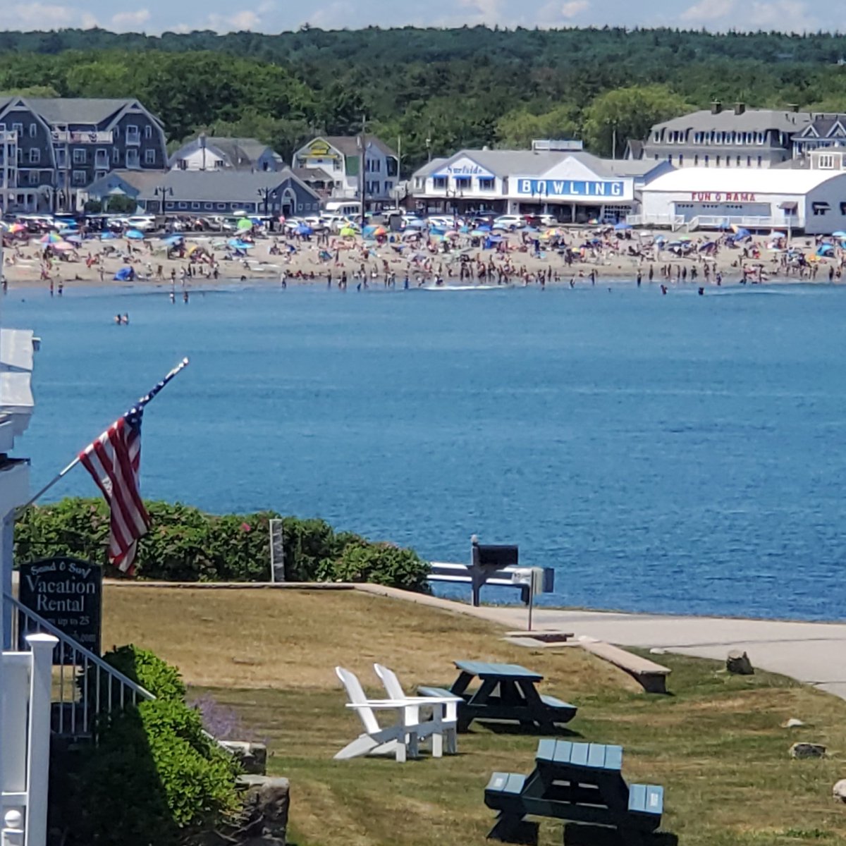 BrenCavanaugh's tweet photo. And just like that summer showed up ☀️🌊 #yorkbeachmaine #shortsands #yorkbeachme #mainerocks https://t.co/rhkj766Nj3
