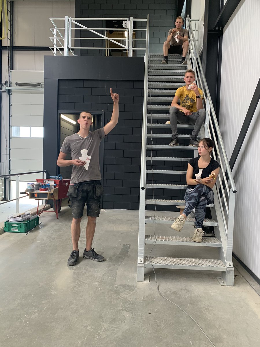 CANconcepts's tweet image. Team van #Westwoodmeubels plaatst deze weken al het maatwerk bij nieuwbouw #vbgroup. Voor het gehele bouwteam vandaag een Foodtruck in de loods. Top geregeld VB! #maatwerk #mooi #interiordesign