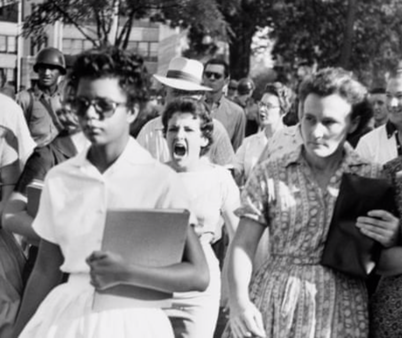 14/ On the first day of class, when the first black student arrived, a mob surrounded her and shouted “Lynch her, lynch her.” She was saved by a white woman who shielded her until she could run away from the school for safety.Journalists filmed the jeering crowds.
