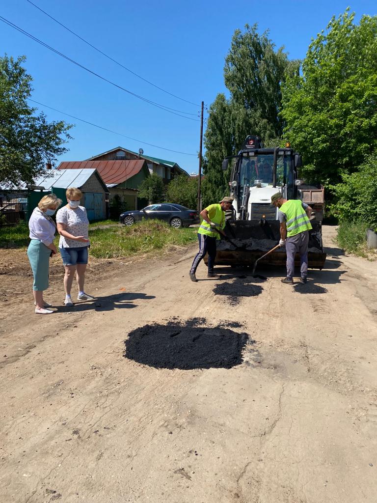 Сегодня по многочисленным обращениям граждан начат ямочный ремонт асфальтового покрытия ул. Апрельской. Совместно с депутатом Ивановской областной Думы Барановым С.А. @ivoblokrug1 и кандидатом в депутаты Заинчковской В.А. @victoriya_zainchkovs проверили качество выполнения работ.