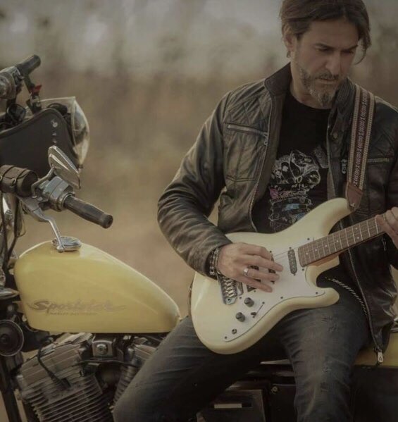 Voglio dire grazie a tutti voi che mi seguite, entrando nel mio mondo e facendmi crescere ovunque, GRAZIE DAVVERO DI CUORE 🙏🏻... link in BIO
#brunocaruso #rockandroll #pop #poprocks #life #moto #harleydavidson #guitarporn #bike #bikelife #musiclife #followforfollowback #thankyou