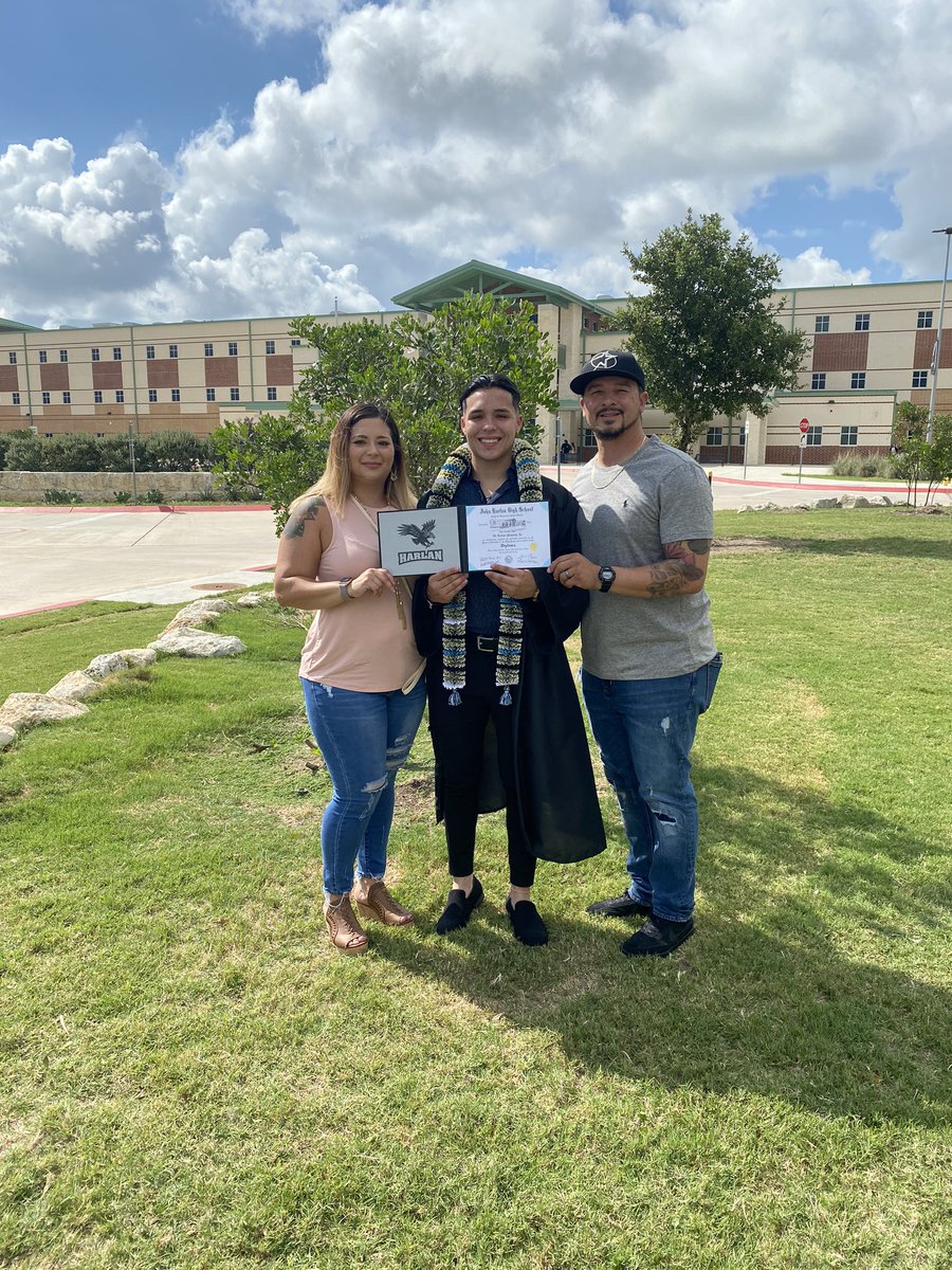 kendrajoy21's tweet photo. And just like that, he’s off to college! We are all so proud of you @elifpthe2nd ! Love you forever &amp; always! @2020Harlan @NISD #StMarysUnivsrsity https://t.co/zqT71zaPyI