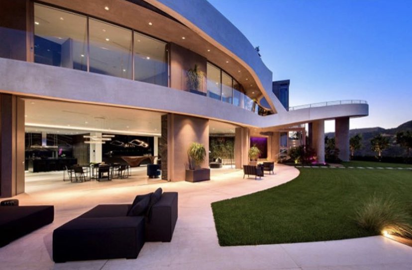 DailyLoud's tweet photo. Travis Scott Buys $23.5 Million Dollar Mansion In Los Angeles https://t.co/1r59gDPXuz