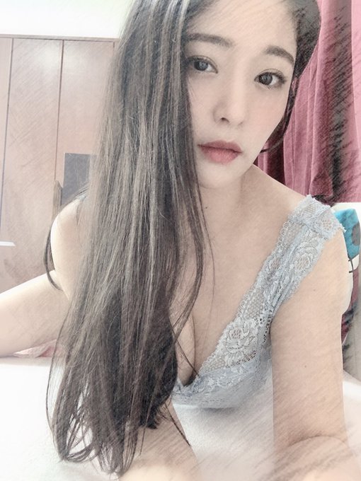 ね〜ね〜、もう寝ちゃうの&hellip;？😕 https://t.co/ABM4GlWhmW