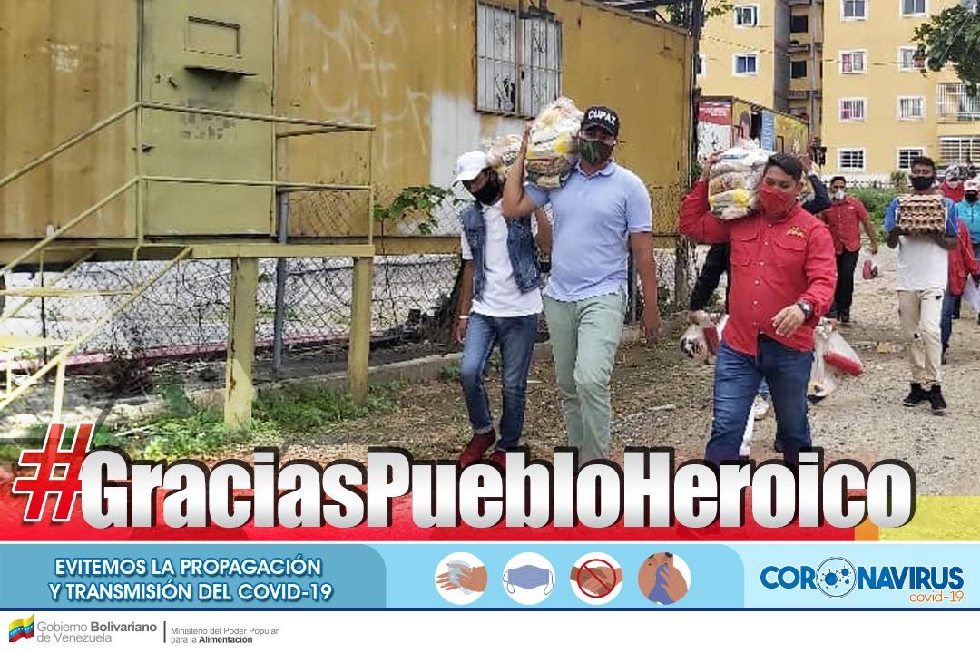 MinAlimenVen's tweet photo. Cada día, hombres y mujeres de la #MisiónAlimentación se despliegan por todo el país llevando los alimentos, así como en empresas y oficinas, poniendo su granito de arena para seguir fortaleciendo la soberanía alimentaria.

#GraciasPuebloHeroico https://t.co/U0nUOsVWzF