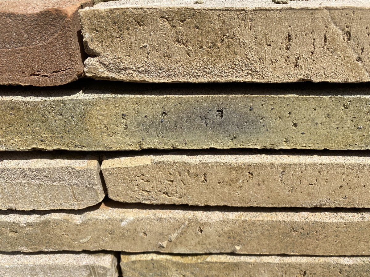 #BrickPorn recessed mortar joint using a naughty bit of plastic trim for the tight gaps! <a href="/PollyannaWGD/">Pollyanna Wilkinson</a> <a href="/Vande_Moortel/">Brickworks Vande Moortel</a> @koolhandedkid #LifesBetterInBoots