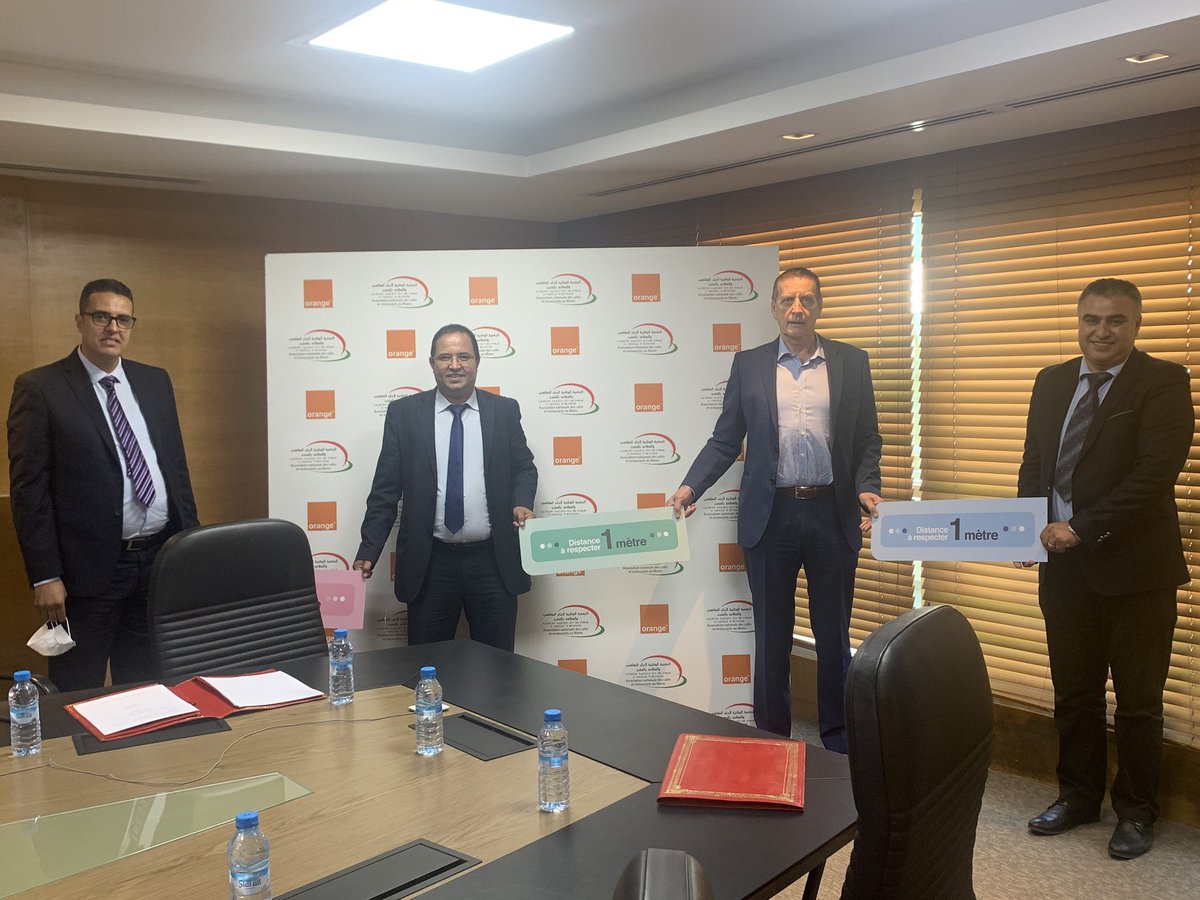 Aujourd’hui a eu lieu la signature du partenariat avec l’association des cafés et restaurants du 🇲🇦. <a href="/OrangeMaroc/">Orange Maroc</a> met la technologie au service de leur activité. Merci à toutes les équipes pour cette belle réalisation. #Dima9rab <a href="/AliouneNdiaye_/">Alioune Ndiaye</a> <a href="/bsbai/">Brahim Sbai</a>