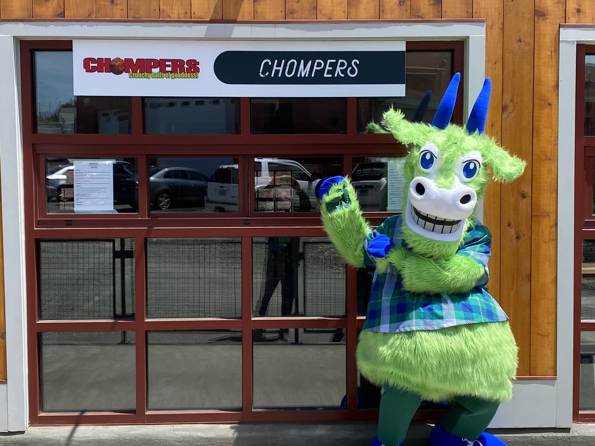 Watch Chompers chomp on Chompers Chomper sandwich with his chompers .