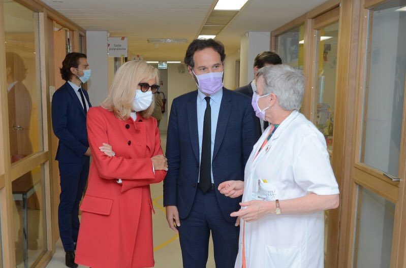 En visite à <a href="/GustaveRoussy/">Gustave Roussy</a>, Mme Brigitte Macron a pu rencontrer nos jeunes patients et l'équipe de pédiatrie, mais aussi découvrir notre nouveau scanner "in the box", généreusement financé par la @FondationHPHF, dont elle est présidente :