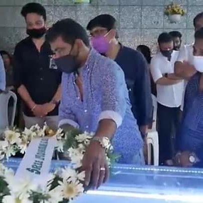 AkmfcwaTCR's tweet photo. ലാലേട്ടന് വേണ്ടി സച്ചിക്ക് ആദരാഞ്ജലി അർപ്പിക്കുന്ന Antony Perumbavoor ചേട്ടൻ💔😥
#RIP #RIPSachy 💐🙏 https://t.co/ExO5L4u0vV