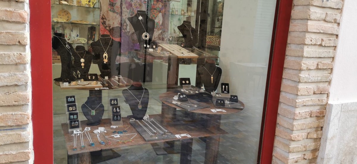 ArtesaniaRM's tweet photo. Nuevos escaparates en el Centro de Artesanía de Cartagena
🎨 Abanicos de @lidiacassi
🏺Cerámica de #Piñero
👜 Marrpquinería de @josebielsa
💍Joyería de #Tabil
📿 Colgantes de #AméricaColque
🛒https://t.co/03tzTinOsE
@Empresa_RM
@CarolinaE_G https://t.co/PNoSifOpsd