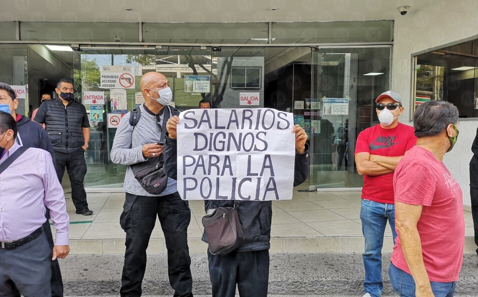 Milenio's tweet photo. Policías y agentes de la #FGJ de la #CdMx protestan por mejoras laborales https://t.co/Y1tviYBVEe https://t.co/tbnYuNQ7Js