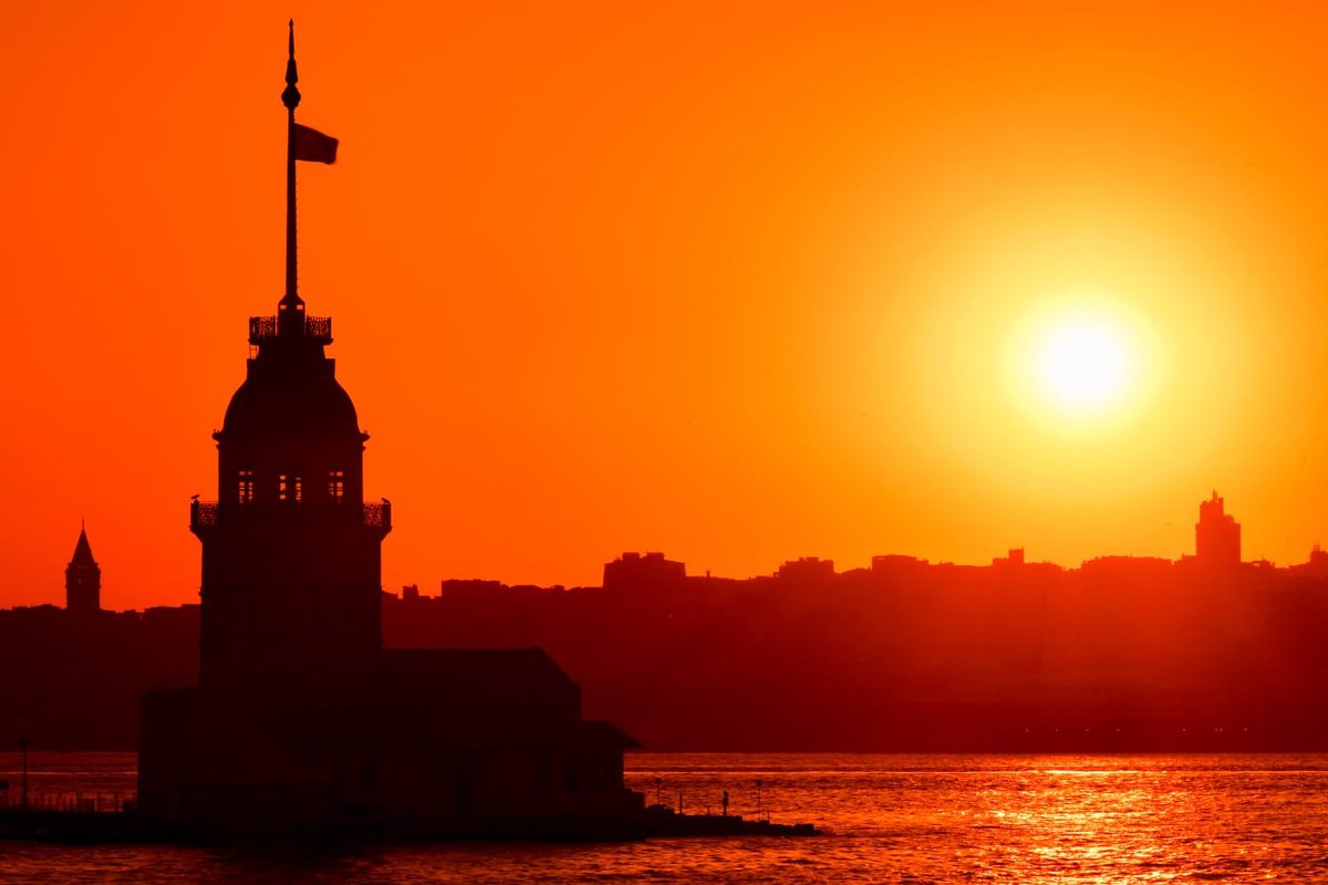 hilmiturkmen34's tweet photo. Bu konuda biraz tarafız kabul ama dünya gözüyle görülecek en güzel gün batımı, tabi ki Üsküdar’dan... https://t.co/LuKygUwvHt