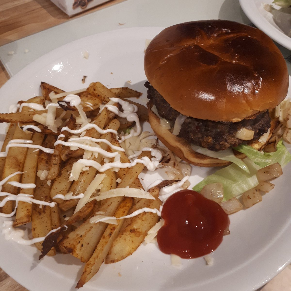 lotsofcooking's tweet photo. Homemade Chips With Burger #homemadebeefburger #homemadechips #homemade https://t.co/a3yx0iN7UZ